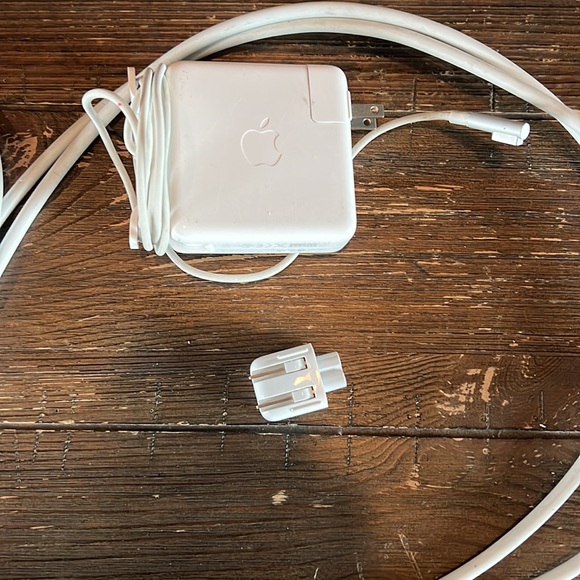 Apple Mac Pro charger, 2 cable extensions, 2 power inserts. - Picture 3 of 5